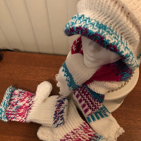 Winter very thick Hat , glove, & Scarf. - Picture 7 of 8